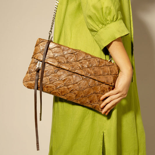 New Aquira - Maxi clutch in pirarucu leather.