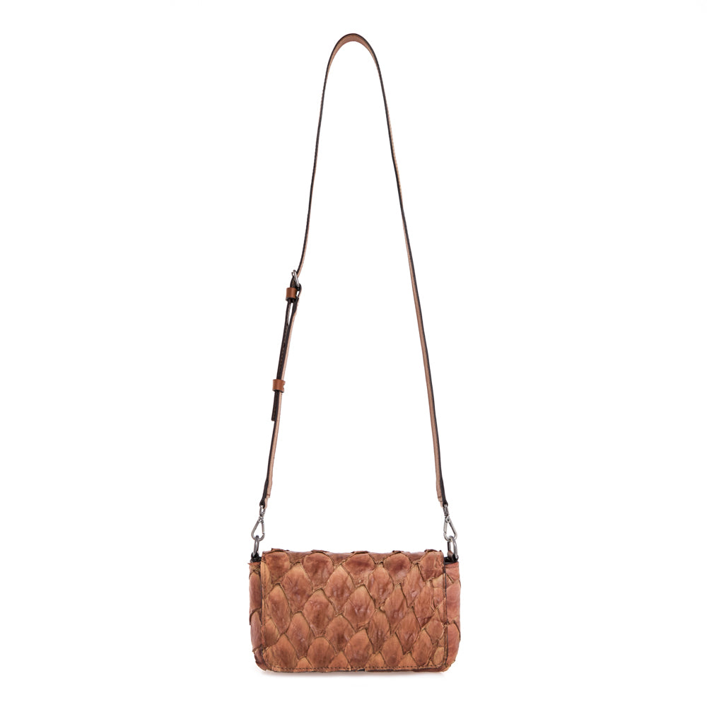 HUARI - Mini handbag em couro de pirarucu - Tobacco