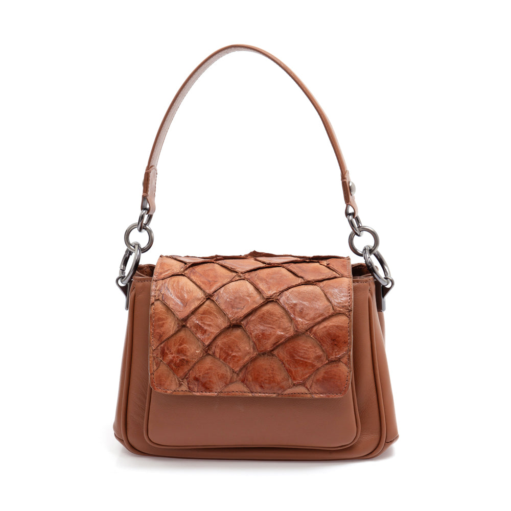 Moara - Handbag em couro com frente em couro de pirarucu. Cor Tobacco