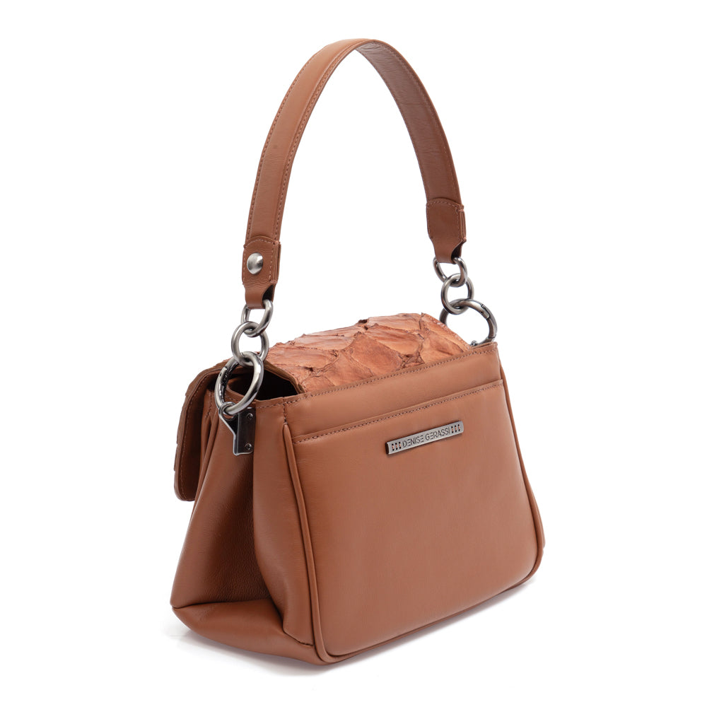 Moara - Handbag em couro com frente em couro de pirarucu. Cor Tobacco