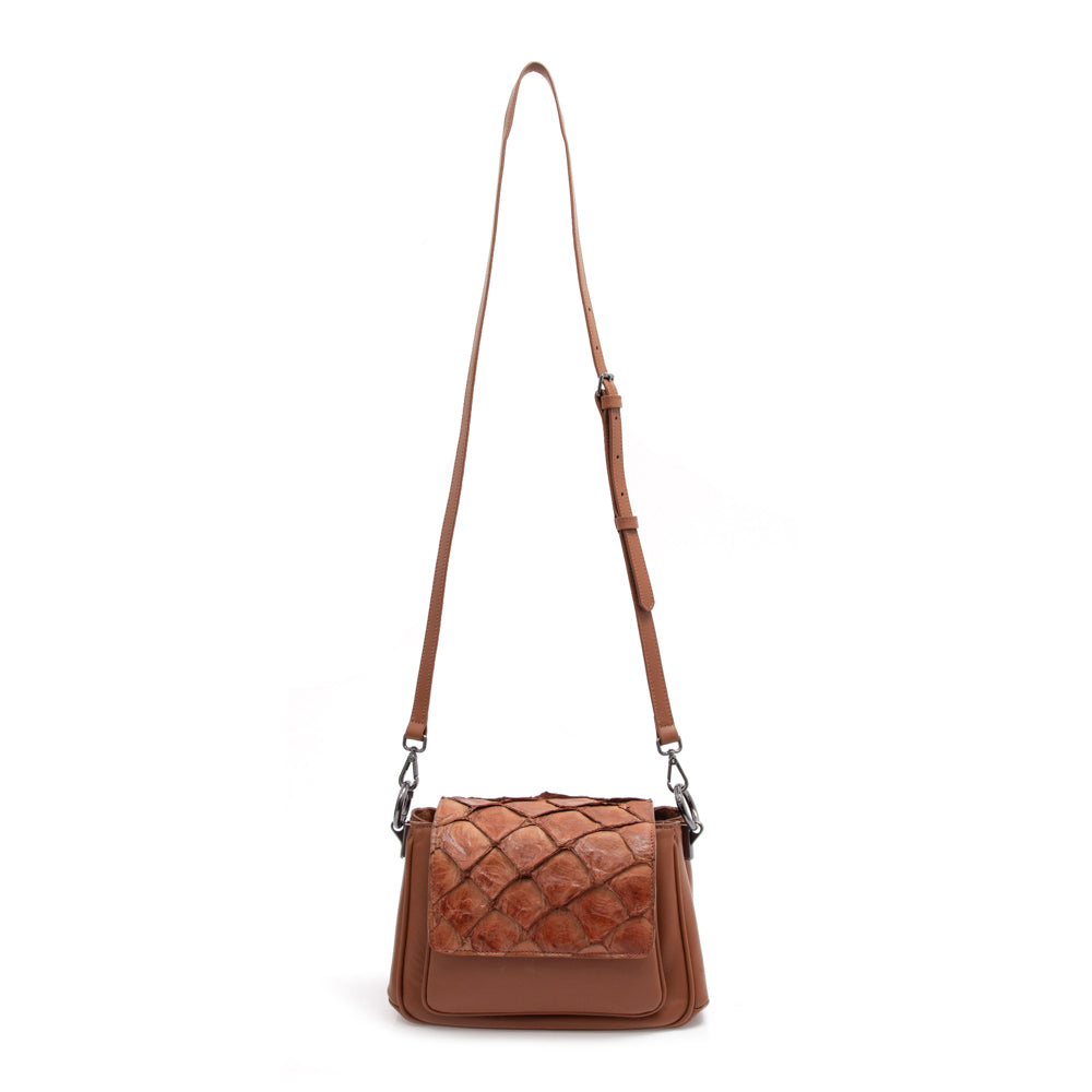 Moara - Handbag em couro com frente em couro de pirarucu. Cor Tobacco