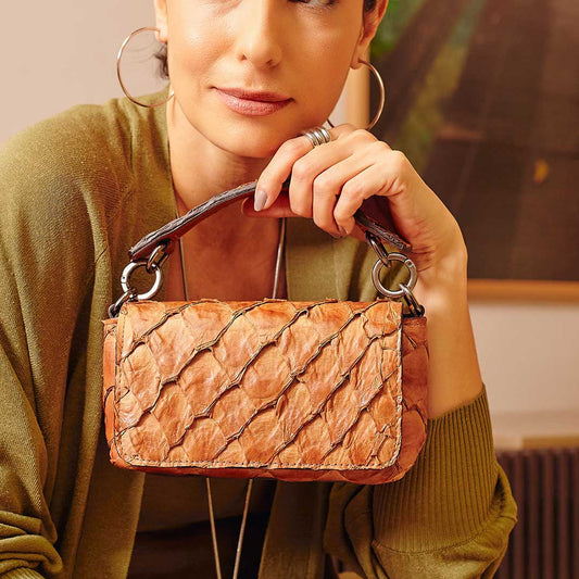 HUARI - Mini handbag em couro de pirarucu - Tobacco