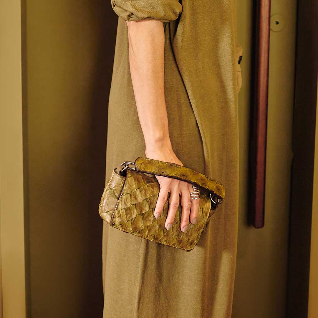 HUARI - Mini handbag em couro de pirarucu - Verde-Militar