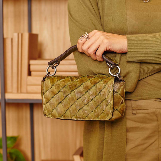 HUARI - Mini handbag em couro de pirarucu - Verde-Militar