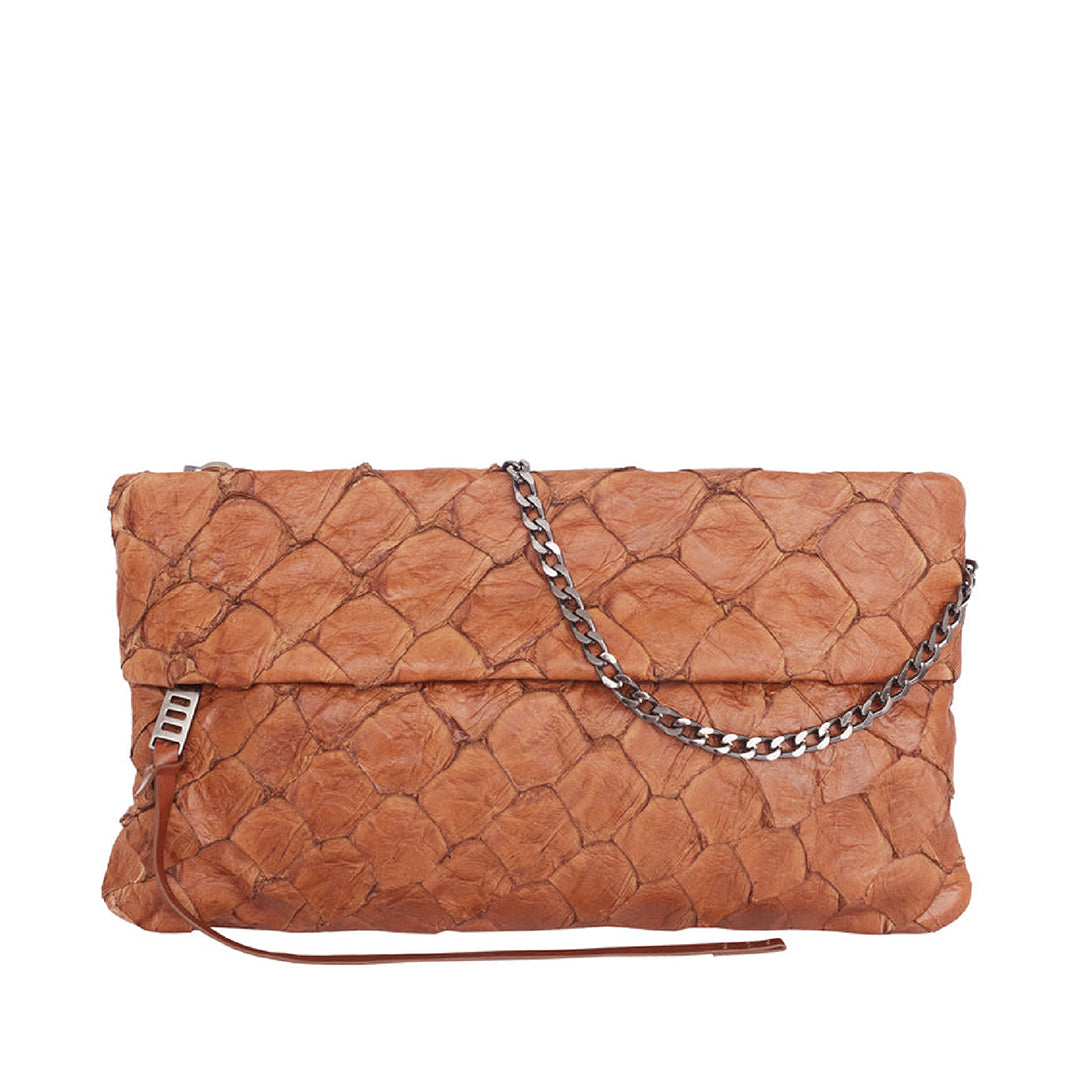 Aquira Maxi Clutch em Couro de Pirarucu Tobacco