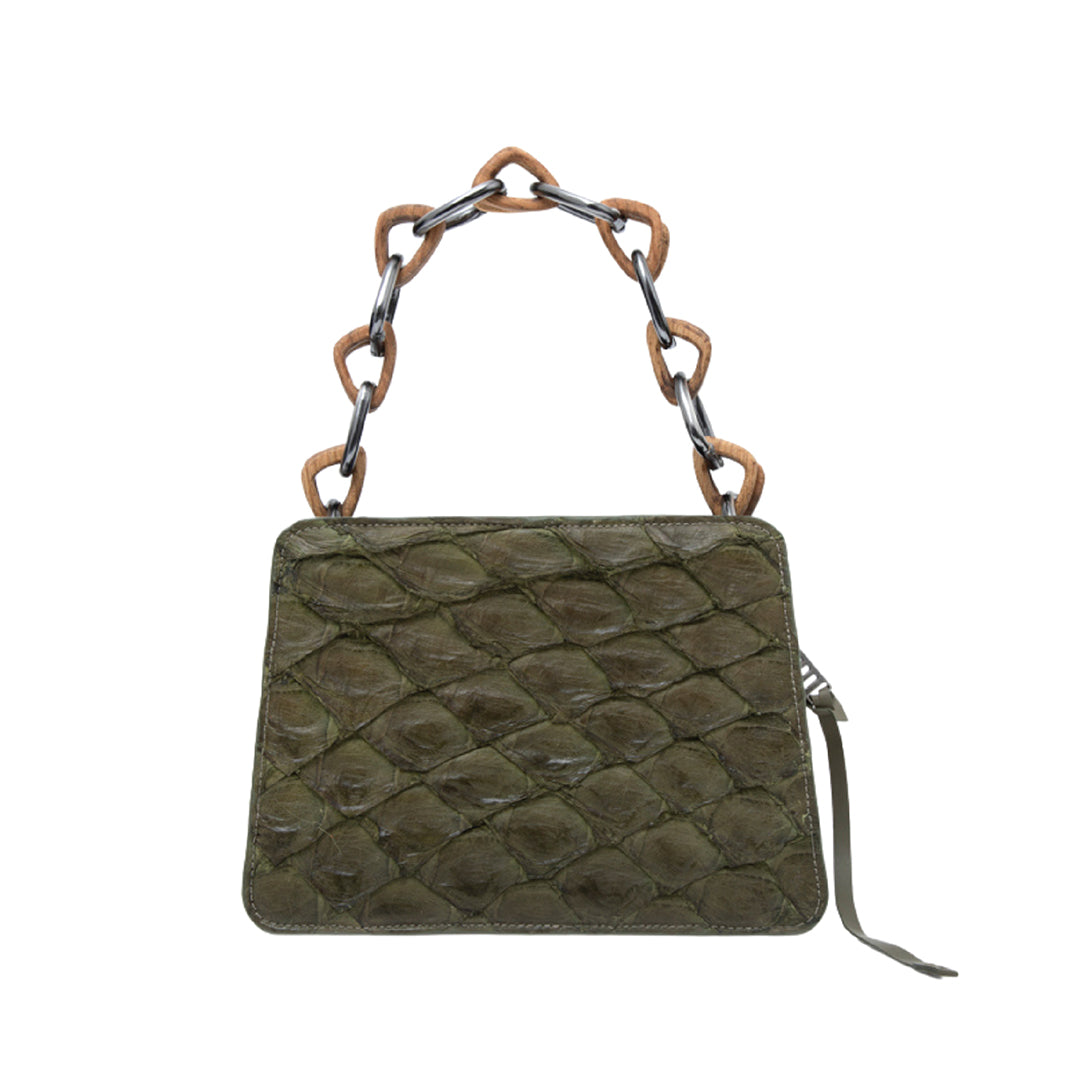 IBERÊ - Handbag em couro de pirarucu com alça de corrente formada com elos em madeira e metal - Cor Verde Militar