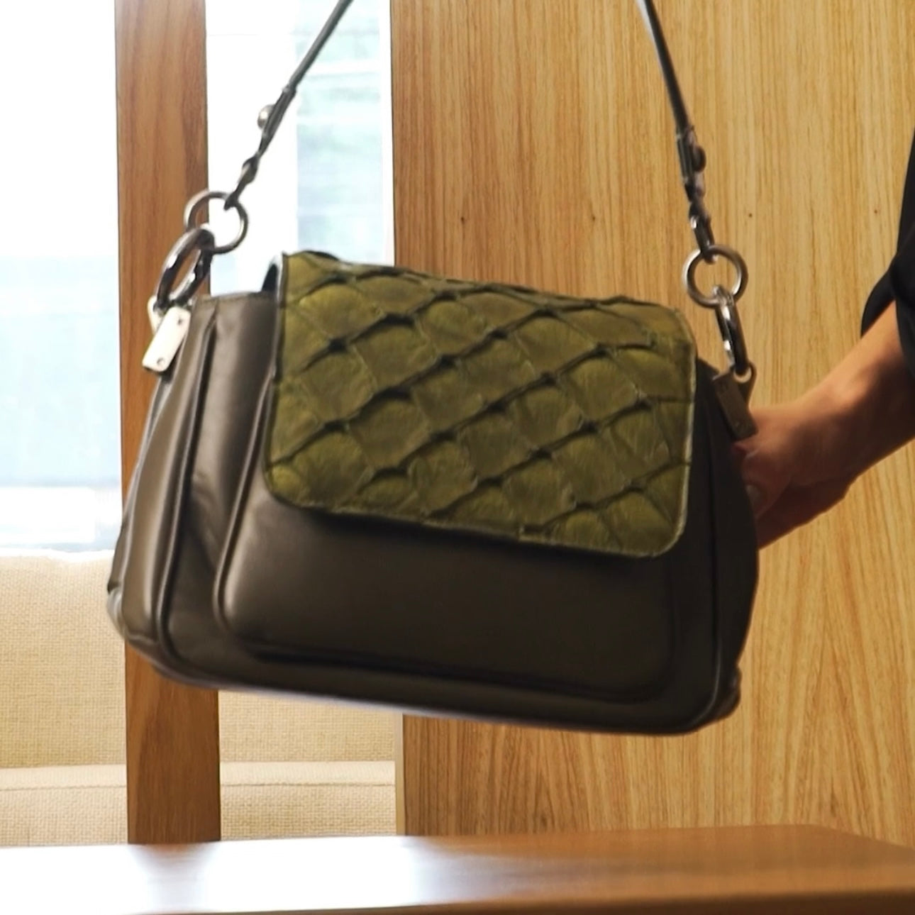 Moara - Handbag em couro com frente em couro de pirarucu. Cor Verde Militar