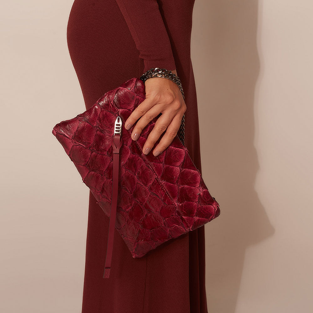 Aquira - Maxi Clutch em couro de pirarucu Açai