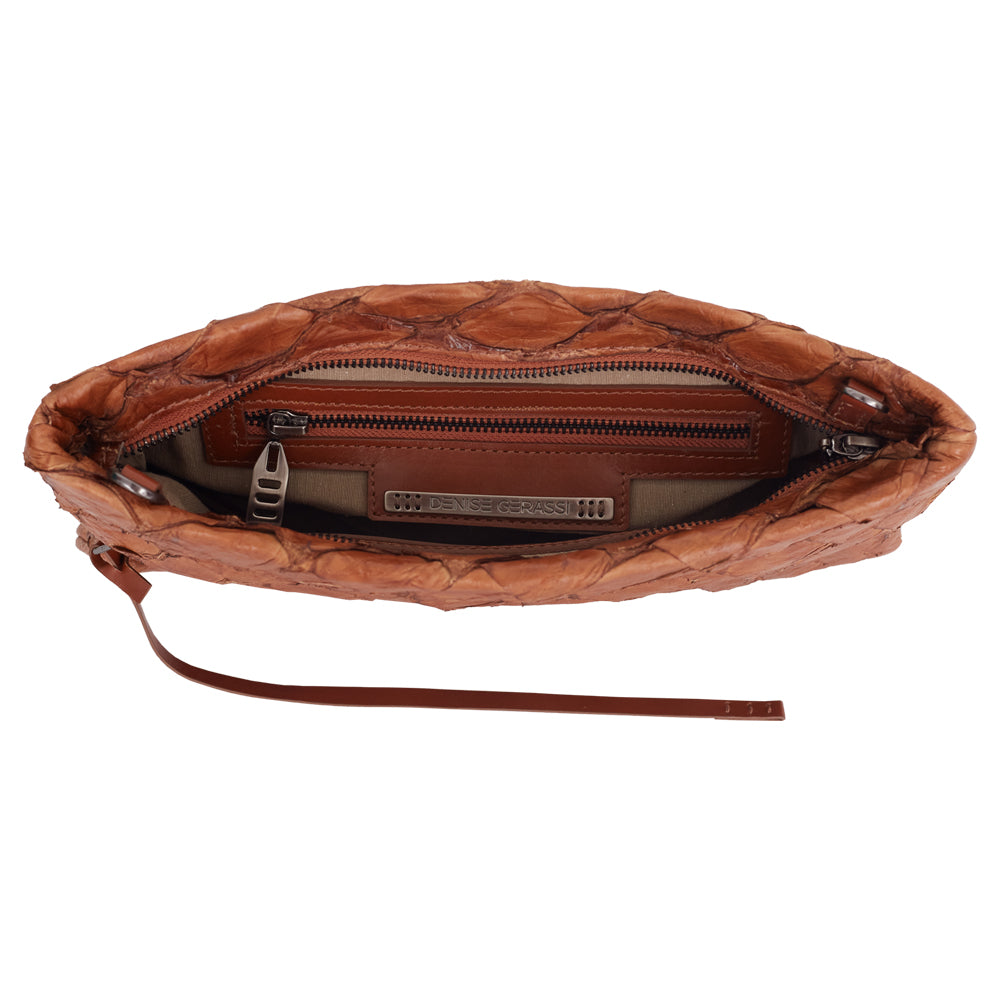 Aquira Maxi Clutch em Couro de Pirarucu Tobacco