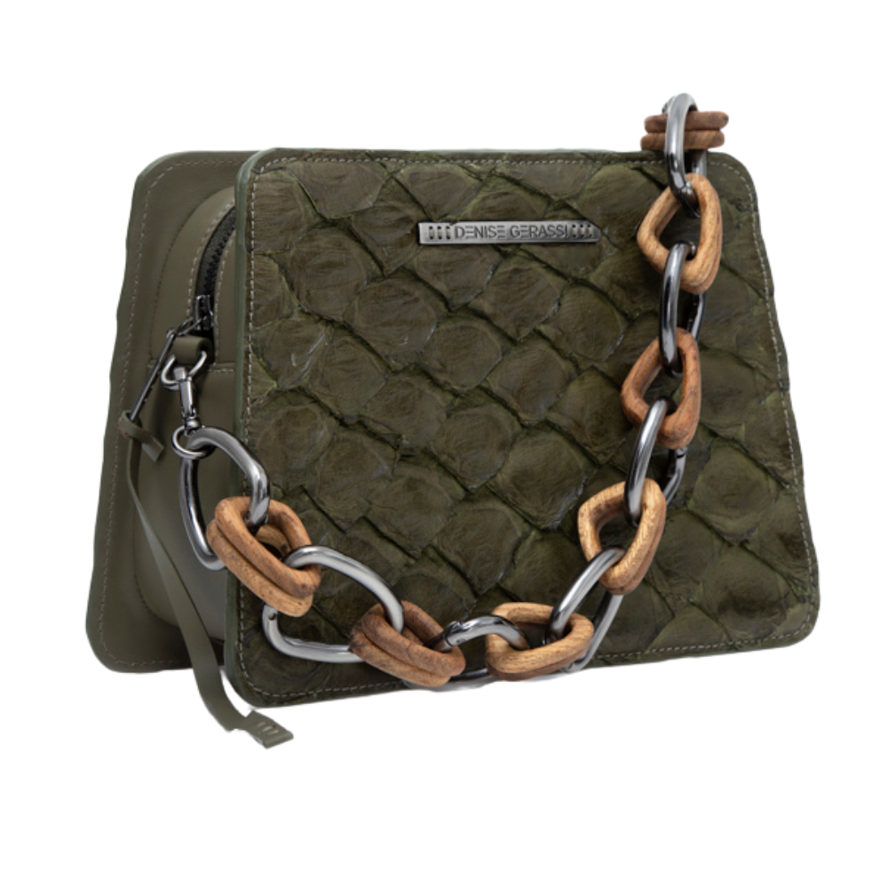 IBERÊ - Handbag em couro de pirarucu com alça de corrente formada com elos em madeira e metal - Cor Verde Militar