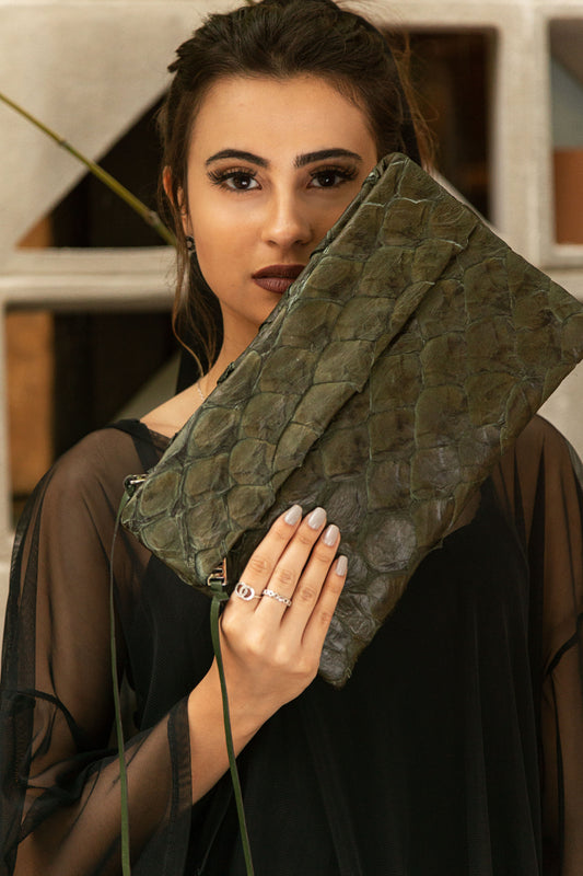 Aquira - Maxi Clutch em Couro de Pirarucu Verde Militar