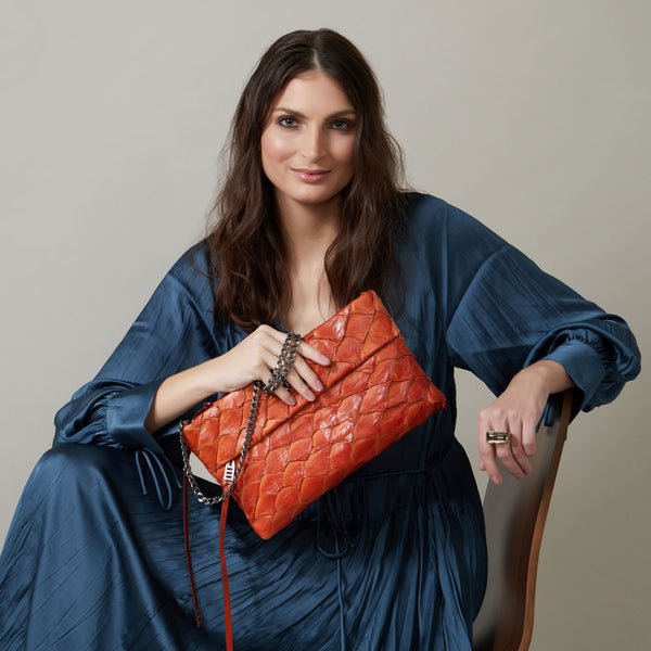 bolsa maxi clutch de couro pirarucu laranja - Denise Gerassi